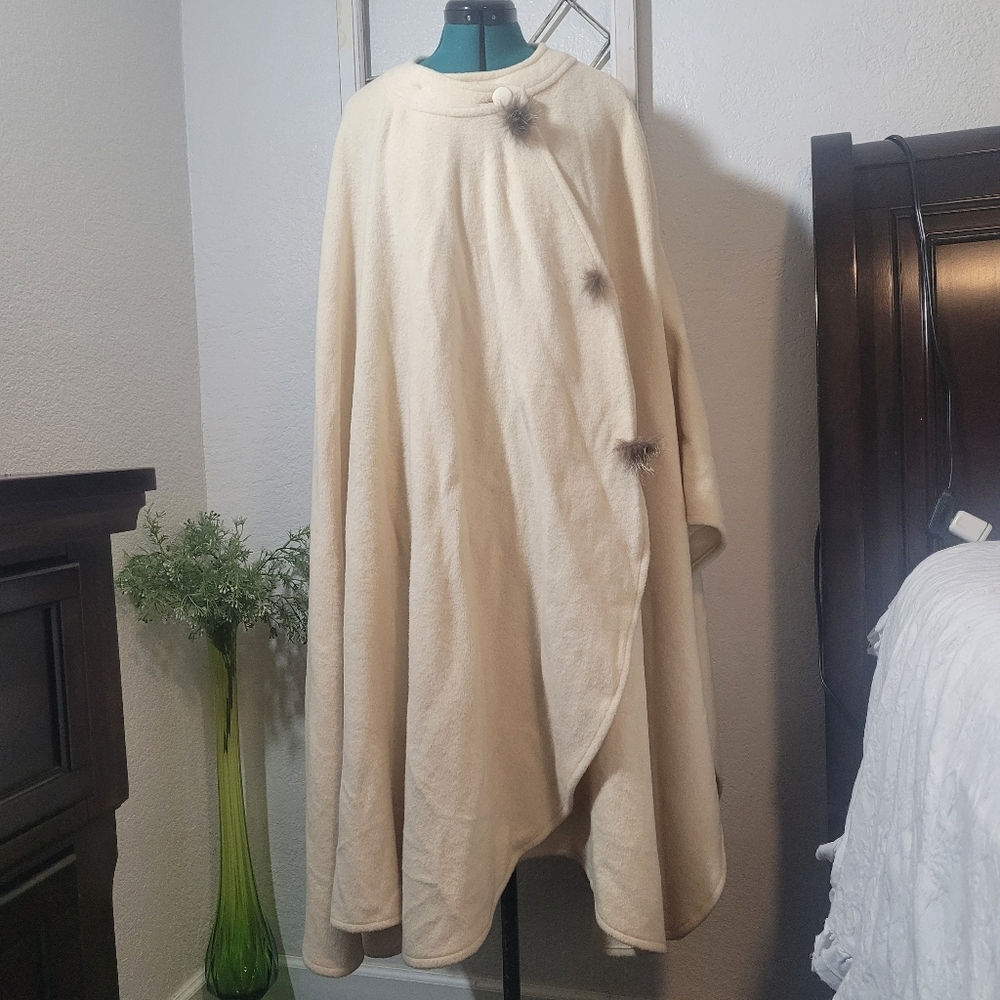 Vimtage Pintpoint Fashions Cream 100% Wool Cape Poncho  Real Fur Front Button OS